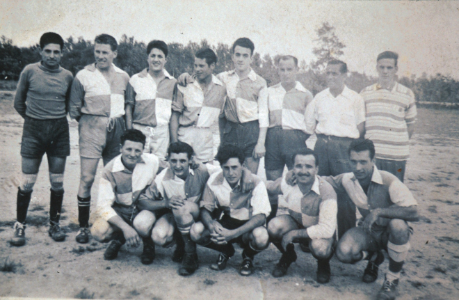 Equip de la UE Maçanet l'any 1958.

Enric Barceló, porter, Pere Caballé, Josep Viader, Josep Espriu, Josep Codina, Jaume Pujol, un directiu i en Narcís Munsó.

A davant: Josep Ciurana, Josep Pascual, Benet Pons, Esteve Roca i Josep Aregay.