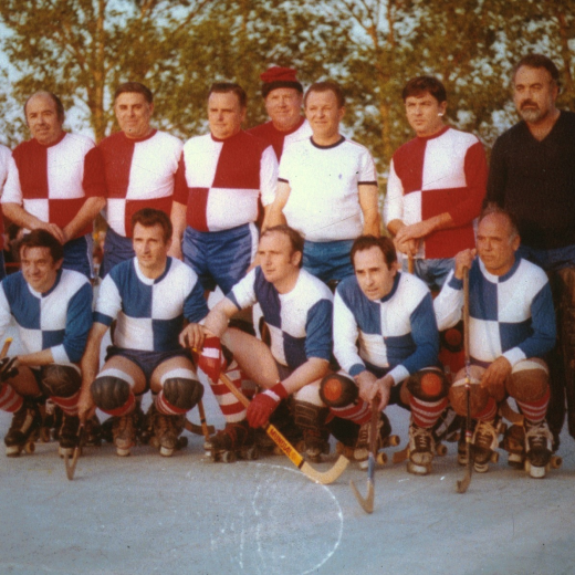 Noces de plata del SHUM. Partit entre els veterans del club dels anys 50, primers jugadors de l'entitat.

Narcís Codina, Pere Martinell, Josep Pujol, Joan Pagès, Francesc Brossa, Pere Barceló, Ernerst Maresma, Josep Codina.

A davant: Agustí Maresma, Pere Parera, Jordi Munsó, Benet Pons i Lluís Vidal.