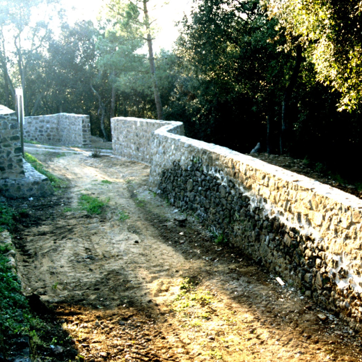 Vista del fossar de la cara nord del Castell de Torcafelló en acabar de reconstruir-se l'any 1993.