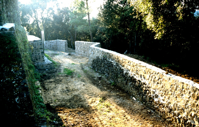 Vista del fossar de la cara nord del Castell de Torcafelló en acabar de reconstruir-se l'any 1993.