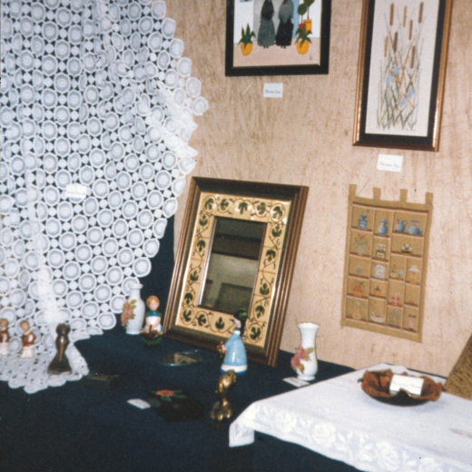 Aspecte de l'exposició d'artesania per la Festa Major de l'any 1981