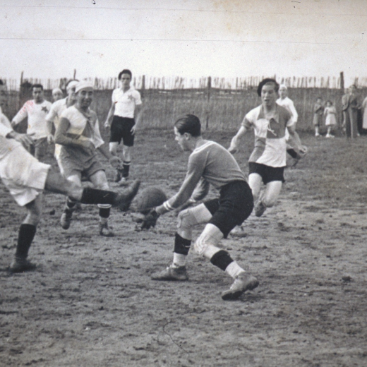 Detall d'un partit de fútbol jugat al camp d'en Llirinós entre dos equips del poble l'any 1935.

El porter és en Llorenç Tomàs i es poden reconèixer a Pau Morral, Josep Deulofeu, Josep Llorenç i Joan viader.