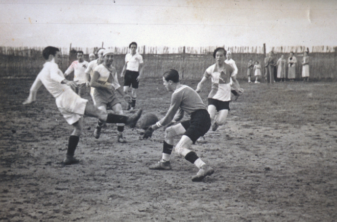 Detall d'un partit de fútbol jugat al camp d'en Llirinós entre dos equips del poble l'any 1935.

El porter és en Llorenç Tomàs i es poden reconèixer a Pau Morral, Josep Deulofeu, Josep Llorenç i Joan viader.