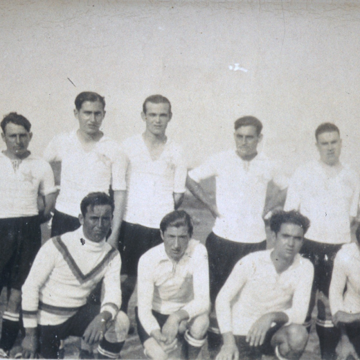 Equip de fútbol del CE Nosaltres Sols al camp de davant de Can Callet al carrer de Vidreres.

Juli Amatller, Josep Call, Albert Salvatella, Alfred Aregay, Joan Vila, Joan Viader, Joan Artigas.

A davant: Pere Deulofeu, porter, Josep Quellos, Ausevi Casabó i Xavier Trinxeria.