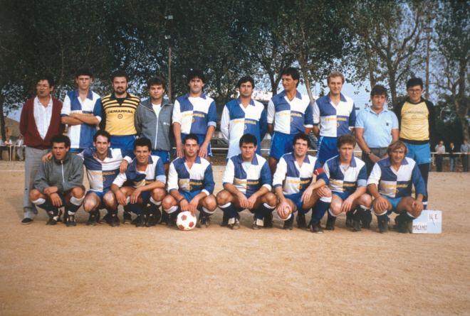 Equip de la UE Maçanet l'any 1987 quan jugava a la primera regional.

Josep Masferrer, entrenador, Albert Canals, Joan M del Deval, J. Antonio Moreno, Josep M Vila, Llorenç Martínez, Josep Ribas, Llorenç Juncà, Vicens, massatgista i Àngel Tomàs.

A davant: Josep M Villatge, Antoni Berrocal, Josep Cardona, Jordi Escolà, Joan Barber, Martí Machado, Jordi Barceló i Antoni Martínez.