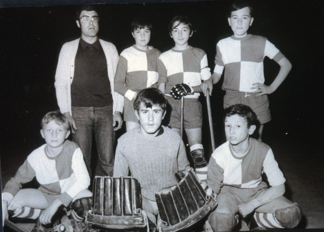 Equip infantil del SHUM l'any 1970.

D'esquerra a dreta: l'entrenador Joan Selva, Jordi Tomàs, Ernest Colomà, Josep Figueras.

A davant: Josep Pons, Joan Aymerich i Agustí Mesa.