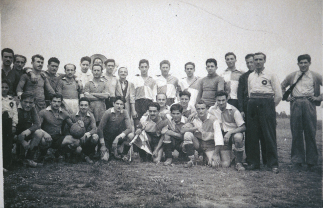 Partit de fútbol al camp de ca l'Esparra.

Equip de Maçanet:

drets: Joan Codina, Pere Caballé, Antoni Tricheria, Narcís Codina, Josep Planas.

Agenollats: Josep Soms, Jordi Falgueras, Agustí Xarbau, Jordi Costa, Rafel Ruhí, Salvador Vidal.

Delegats: Joan Tomàs i Saturní Costa.