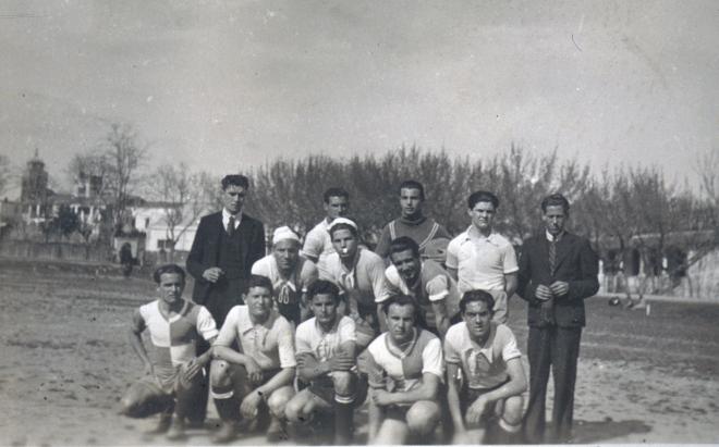 Drets: Pau Morral i Joaquim Reyner (delegats)

Equip: Soms (porter), Vila i Llinas (defenses), Manel Pons, Enric Bosch, Privat (mitjos), Rey, Vilella, Pujol, Soms, i Xarbau (davanters).

Amb la formació clàssica d'un equip de fútbol els anys 40.