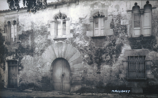 Vista del casal dels Puig, avui casal del Cavaller, a la plaça de l'Església l'any 1918