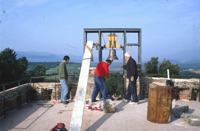 Col·locació de la campana de Sant Jordi donada per Manel Maestre l'any 1992, Jordi Vergés, Joan Machado i Martí Tomàs són els que surten a la foto