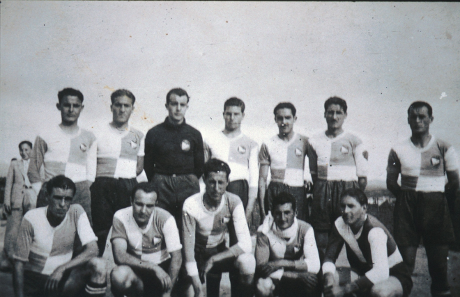 Equip de la VD Maçanet l'any 1944.

Drets d'esquerra a dreta: Jaume Pujol, Manel Pons, Alfons Soms, Enric Bosch, Agustí Xarbau, Amador, Laura, Joan Fernandez.

Agenollats: Josep Llorenç, Josep Soms, LLorenç Quellos, Josep Vila i Pere Caballé.