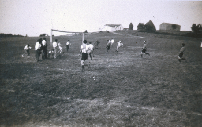 Un partit de fútbol al camp de Ca l'Esparra l'any 1943. El primer camp després es va fer de llarg seguint el camp de Can Garriga.