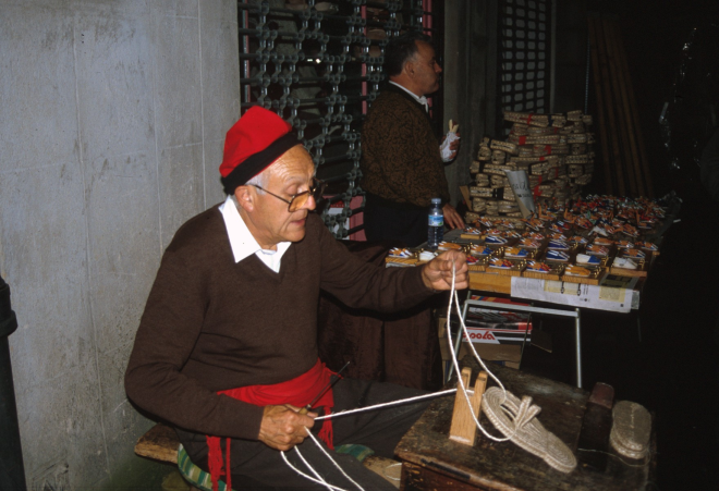 Agustí Xarbau fent espardenyes; fira artesanal de l'any 1993