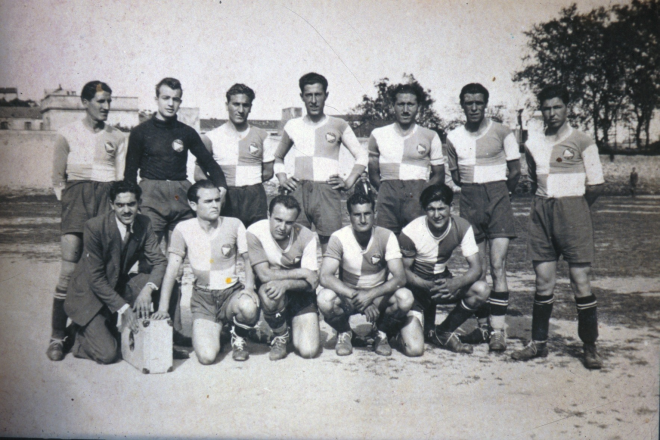 La unió esportiva Maçanet: Amador Saura, Alfons Soms (porter), Manel Pons, Llorenç Quellos, Manel Reyner, Josep Llorens, Ramon Deulofeu. 

Asseguts: Agustí Xarbau (massatgista), Joaquim Rey, Josep Soms, Josep Vila i Saturní Costa