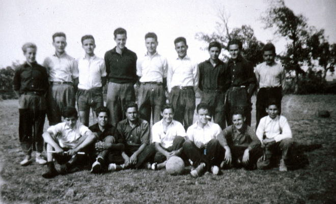 Jovent jugant a fútbol al veïnat: Miquel Ferrer, Miquel Jofré, Isidre Campeny, Esteve Roca, Josep Tomàs, Salvador Falgueras, Pere Gelmà, Lluís Presas, Jaume Prats i Ramón Ridorsa.

Joaquim Prats, Àngel Batallé, Joan Roca, Jaume Turón, Enric Sureda i Jordi Falgueras.
