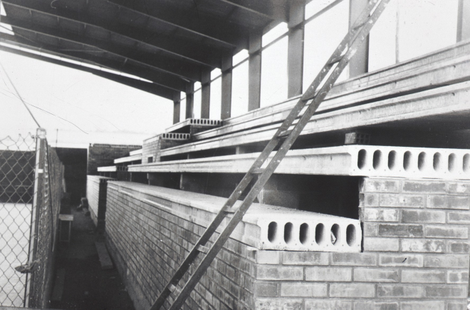 Construcció del pavelló poliesportiu de Maçanet l'any 1985. Muntatge de les grades de la cara nord