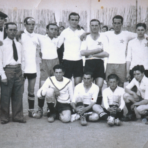 Equip de fútbol C. E. Nosaltres Sols, directius: Miquel Coll, Josep Negre i Pere Deulofeu. Jugadors: Pau Morral, Josep Deulofeu, Alfred Aregay, Juli Amatller, Xavier Trinxeria, Joan Argigas, Pere Pons. Assentats a davant: Llorenç Tomàsl, Joan vila, Jaume Rovira i Francesc Ruhí.

El camp de fútbol és l'anomenat camp d'en Llirinós situat al davant mateix de la pista jardí a l'avinguda de Catalunya, avui totalment edificat i travessat per l'avinguda Sant Llorenç a la part oest.