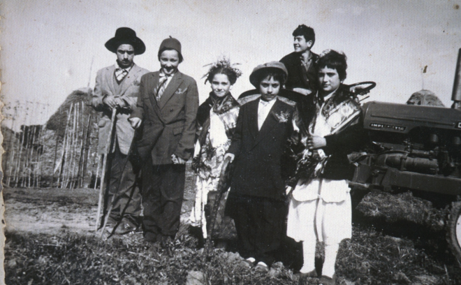 Grup dels campaners del veinat de Pibitller.

Pilar Diumé, Roser Turón, Marta Surís, Carme Bota i Pilar Turón. I a dalt del tractor en Jordi Diumé.