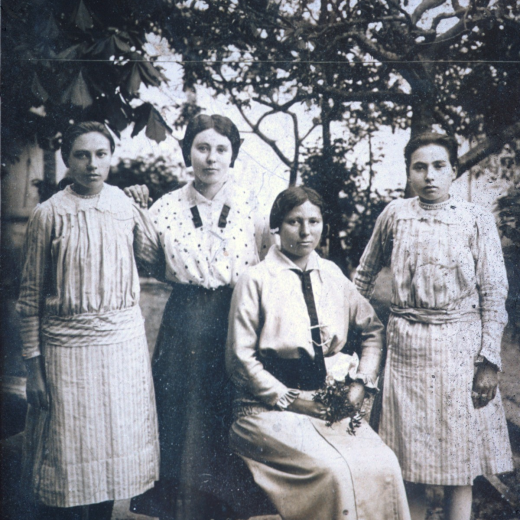 Les germanes Teresa, Maria, Pilar i Dolors Tarrés i Soms, les noies de Can Raurell