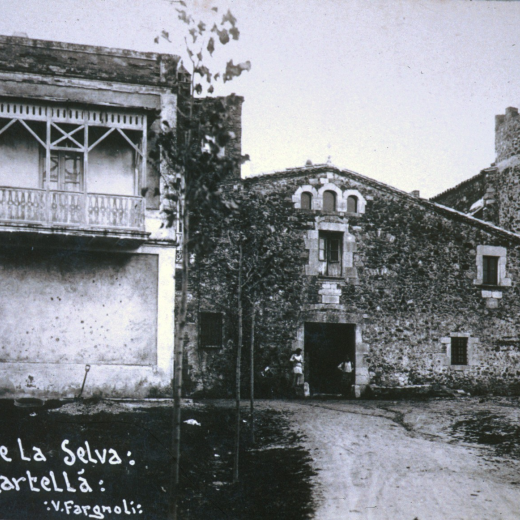 Vista de la torre de Cartellà que fou adquirida per Josep Cabañas l'any 1865 en subhasta pública. Més endavant, aquest nou propietari hi va fer construïr un afegit d'estil colonial per a vivenda de l'amo i a la masia hi posà masovers.