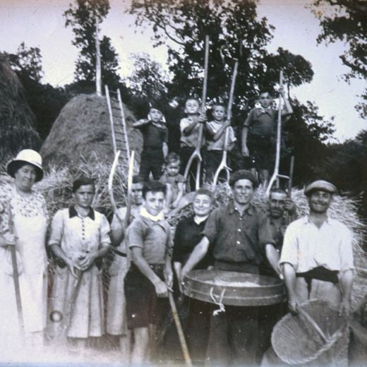 Temps de batre a Can Benet el juliol de 1938.

Carme de Domenech, Emilia Sabé, Nativitat Presas, Joaquim Sagrera, Dolors Serra, Josep Robert, Joan Pons, avi Esaprrich, Josep Presas i Miquel Sagrera.

A dalt: Àngel Sagrera, germans Josep i Lluís Presas i Albert Sagrera.