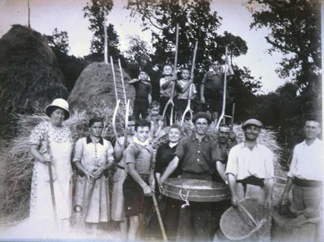 Temps de batre a Can Benet el juliol de 1938.

Carme de Domenech, Emilia Sabé, Nativitat Presas, Joaquim Sagrera, Dolors Serra, Josep Robert, Joan Pons, avi Esaprrich, Josep Presas i Miquel Sagrera.

A dalt: Àngel Sagrera, germans Josep i Lluís Presas i Albert Sagrera.