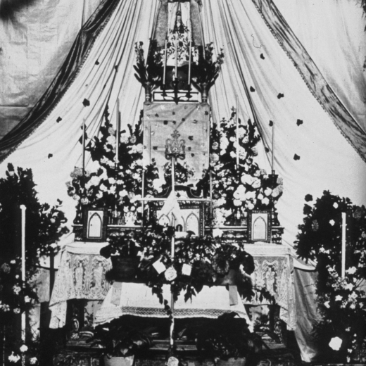 L'altar Major de l'Església parroquial de Maçanet adornat per celebrar la Primera Comunió el 17 de maig de 1917.

Aquest altar i tota l'Església fou incendiat al iniciar-se la guerra civil el juliol de l'any 1936.