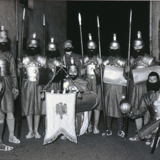 Grup d'armats de Setmana Santa de l'any 1974: Antoni Planas, Agustí Xarbau, Alons Ramírez, Alfons Soms i Tomàs Reyner entre altres.