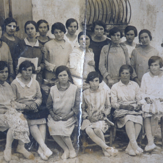 Grup de noies que anaven a cosir amb la modista Maria Tarrés al carrer Sant Sebastià els anys 20.

Entre les que estan dretes podem reconèixer, d'esquerra a dreta: Maria Amargant, una noia de Can Ballana, Mercé Bosch, la modista Maria Tarrés, ?, la Roseta de Can Borra o Rosa Costa, Ramona Bosch, Maria Bosch, Maria Planas, ?, ?, ?, Mercè Romaguera i ?.

De les que estan assegudes no en reconeixem capl