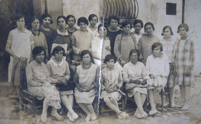 Grup de noies que anaven a cosir amb la modista Maria Tarrés al carrer Sant Sebastià els anys 20.

Entre les que estan dretes podem reconèixer, d'esquerra a dreta: Maria Amargant, una noia de Can Ballana, Mercé Bosch, la modista Maria Tarrés, ?, la Roseta de Can Borra o Rosa Costa, Ramona Bosch, Maria Bosch, Maria Planas, ?, ?, ?, Mercè Romaguera i ?.

De les que estan assegudes no en reconeixem capl