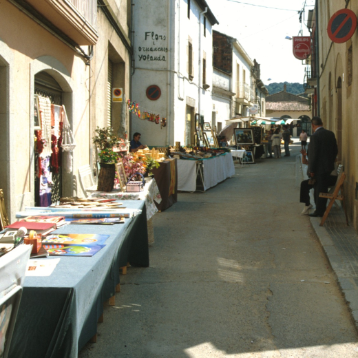 Un detall del carrer de Sant Sebastià amb la Fira Artesanal celebrada el 3 de maig de 1993