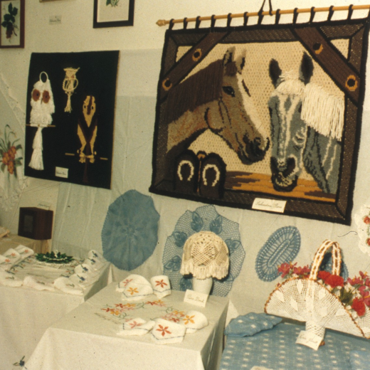 Cada any per la Festa Major té lloc una mostra o exposició de treballs artesanals que és molt ben acollida per la gent, un detall de la de l'any 1993