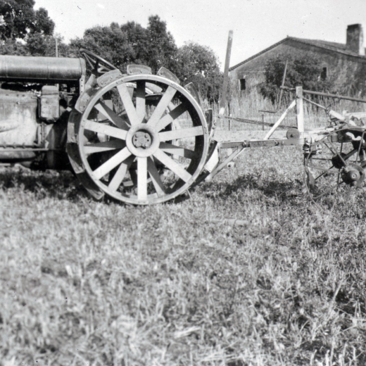La masia de Puigtió amb el tractor Fordson, el primer que es comprà a Maçanet el maig de l'any 1928 amb una rudimentària gratora o estripadora.