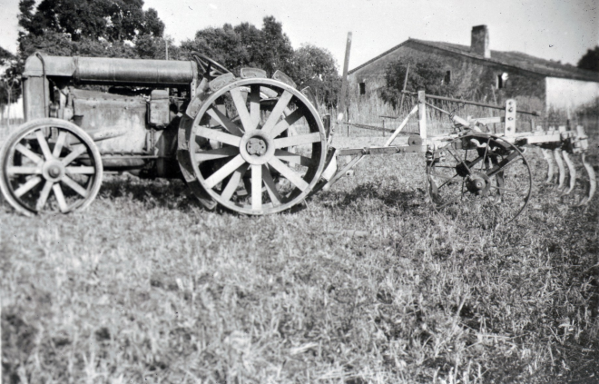 La masia de Puigtió amb el tractor Fordson, el primer que es comprà a Maçanet el maig de l'any 1928 amb una rudimentària gratora o estripadora.