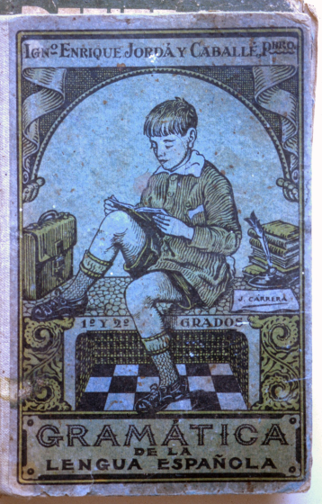 Llibre de Gramàtica dels anys 40. La gramàtica de la lengua española fou el que s'ensenyà durant els 40 anys de règim Nacional-sindicalista de Franco. La llengua i cultura catalanes foren ferotjament perseguides, aconseguint aburregar lamentablement totes unes generacions però sense arribar a l'objectiu de castellanitzar el país. Catalunya i el català han resorgit amb més força que mai en aquests anys 90.