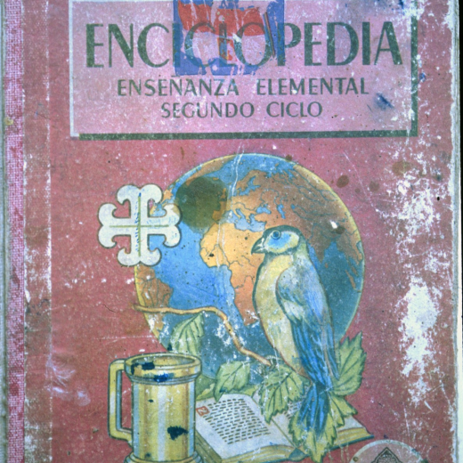 Altre enciclopèdia utilitzada als col·legis els anys 50 amb textos orientats cap a la ideologia imperant en aquells temps.