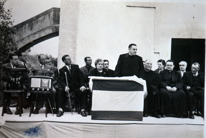 Homenatge a la mestra de Martorell, la Sra. Coloma Avella Miró amb motiu de la seva jubilació. Es celebrà a l'escola de Martorell.
D'esquerra a dreta: Joan Viader, Francesc Taberner, Martí Vilella, Lluís Bota, Narcís Planas, Alcalde, Josep Artigas, Ramón Bagué i l'homenatjada Sra. Coloma Avella, un capell+a que fa el parlament, el Sr. rector Mn Narcís Taberner, la mestra de Maçanet la Srta. Rosa Campdepadrós, Narcís Tussell i Llorens Surós, marit de la Sra. Coloma.