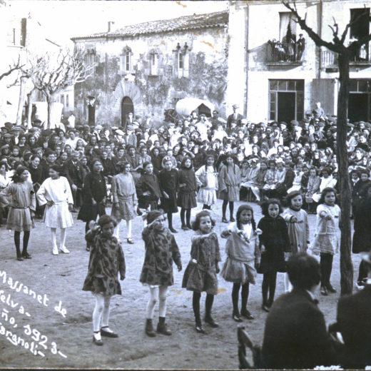 Festa de l'arbre de l'any 1923. La mainada dels col·legis eren sempre els protagonistes en aquesta festa popular, ben alliçonats pels mestres Sr. Cantenys i Srta Angelita Baró amb el concurs del Sr. Rosendo Riba, pianista i director artístic. En aquesta foto, una actuació de les nenes de la primer fila, Narcisa Bosch, Maria Bosch, Felicitat Llirinós, Maria Francesch, Maria Pons, Soledat Gelabart, entre altres.