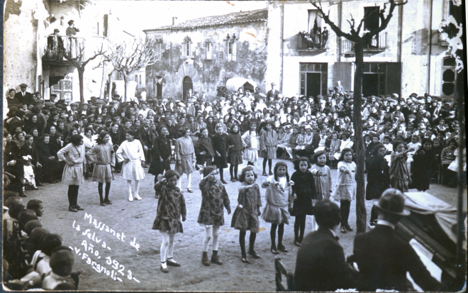 Festa de l'arbre de l'any 1923. La mainada dels col·legis eren sempre els protagonistes en aquesta festa popular, ben alliçonats pels mestres Sr. Cantenys i Srta Angelita Baró amb el concurs del Sr. Rosendo Riba, pianista i director artístic. En aquesta foto, una actuació de les nenes de la primer fila, Narcisa Bosch, Maria Bosch, Felicitat Llirinós, Maria Francesch, Maria Pons, Soledat Gelabart, entre altres.