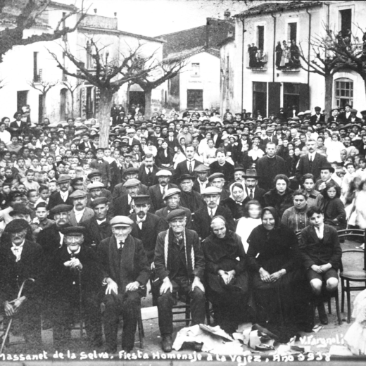 Aquesta preciosa foto d'en Fragnoli de la festa d'homenatge a al vellesa de l'any 1918 amb els homenatjats i les autoritats del poble en primer lloc i la plaça plena de gent és una demostració de la vitalitat i el sentiment del poble envers les seves festes tradicionals. Aquí hi podem observar al darrera les autoritats, els mestres Sr. Pere Cantenys, Srta. Angelita Baró i al Sr. Rosendo Riba professor de música, vertaders impulsors d'aquestes festes.