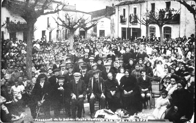 Aquesta preciosa foto d'en Fragnoli de la festa d'homenatge a al vellesa de l'any 1918 amb els homenatjats i les autoritats del poble en primer lloc i la plaça plena de gent és una demostració de la vitalitat i el sentiment del poble envers les seves festes tradicionals. Aquí hi podem observar al darrera les autoritats, els mestres Sr. Pere Cantenys, Srta. Angelita Baró i al Sr. Rosendo Riba professor de música, vertaders impulsors d'aquestes festes.