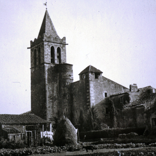 Part posterior de l'Església amb el campanar i el cos de l'escala d'accés a dalt. També l'anomenada Torre de les Xabagues, part poserior de la rectoria i la Torre Manrresa abans de la restauració. Els terrenys situats en primer lloc són avui edificats i ocupats per la moderna Rambla de Sant Llorenç