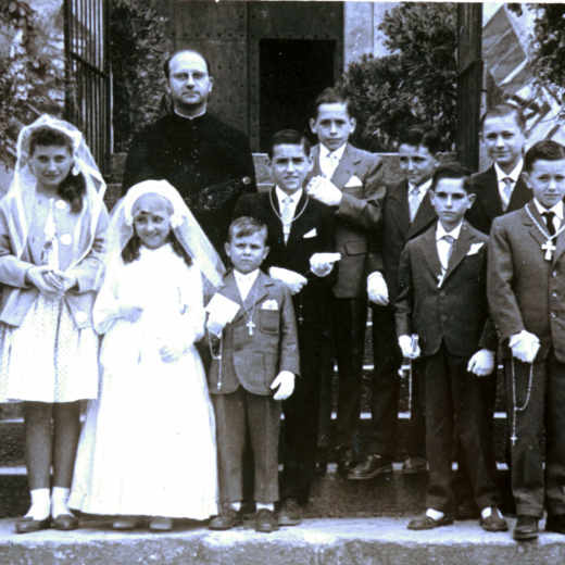 Comunions a la parròquia de Martorell amb el Sr. rector Mn Conrad Ruhí, Encarna Carreres, M Teresa Ruscalleda Massó, Pili Añoro, Francisca Añoro, Pere Massó, Jordi Massó, Anempodisto Clopés, Felix Sala, Baldiri Guitart i Josep Oliveras.