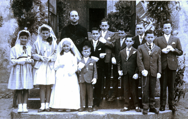 Comunions a la parròquia de Martorell amb el Sr. rector Mn Conrad Ruhí, Encarna Carreres, M Teresa Ruscalleda Massó, Pili Añoro, Francisca Añoro, Pere Massó, Jordi Massó, Anempodisto Clopés, Felix Sala, Baldiri Guitart i Josep Oliveras.