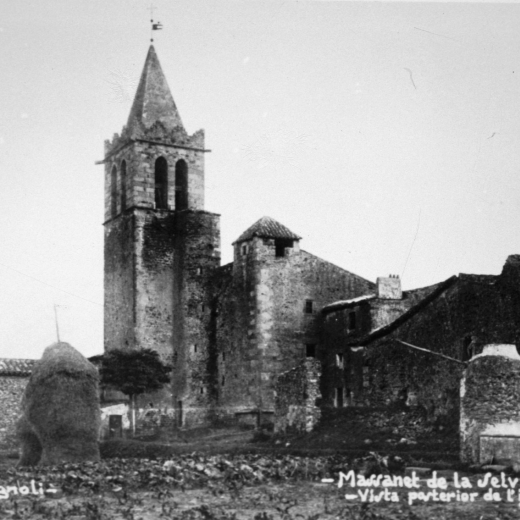 Perpectiva del campanar i part posterior de l'Església parroquial als anys 20 amb l'antiga torre Manresa i el seu pou. L'esmentada torre Manresa ha estat totalment transformada i els terrenys on estava ubicat el pou són avui ocupats per la moderna rambla de Sant Llorenç
