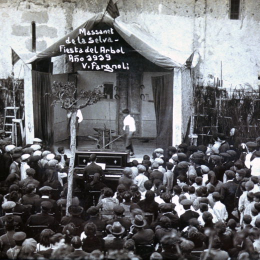 Festa de l'arbre a la plaça de l'Església l'any 1919. Els nois de l'escola del Sr. Cantenys representant 