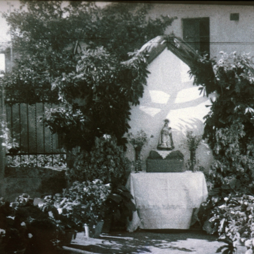 El característic altar que tots els anys per la diada de Corpus els veïns del carrer muntaven davant les portalleres del pati de Can Falló