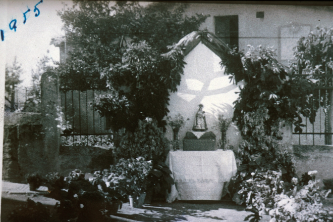 El característic altar que tots els anys per la diada de Corpus els veïns del carrer muntaven davant les portalleres del pati de Can Falló