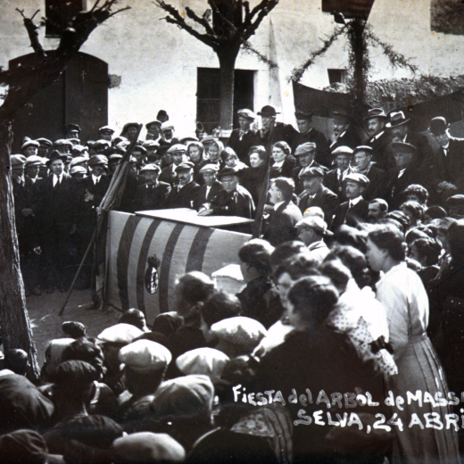 Festa de l'arbre a la plaça de l'Església l'any 1916. El lloc on es celebrava l'acte davant de l'Església, és avui el lloc que ocupa una cabina telefònica, la bústia de correus i una caseta de la ONCE. L'espai és tot ben urbanitzat i les edificacions que s'observen han estat enderrocades i substituïdes per noves construccions. És clar que han passat 80 anys des d'aquesta foto d'en Fargnoli