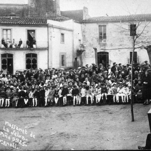 Festa de l'arbre el 1925 al fons a Can Cinto avui 